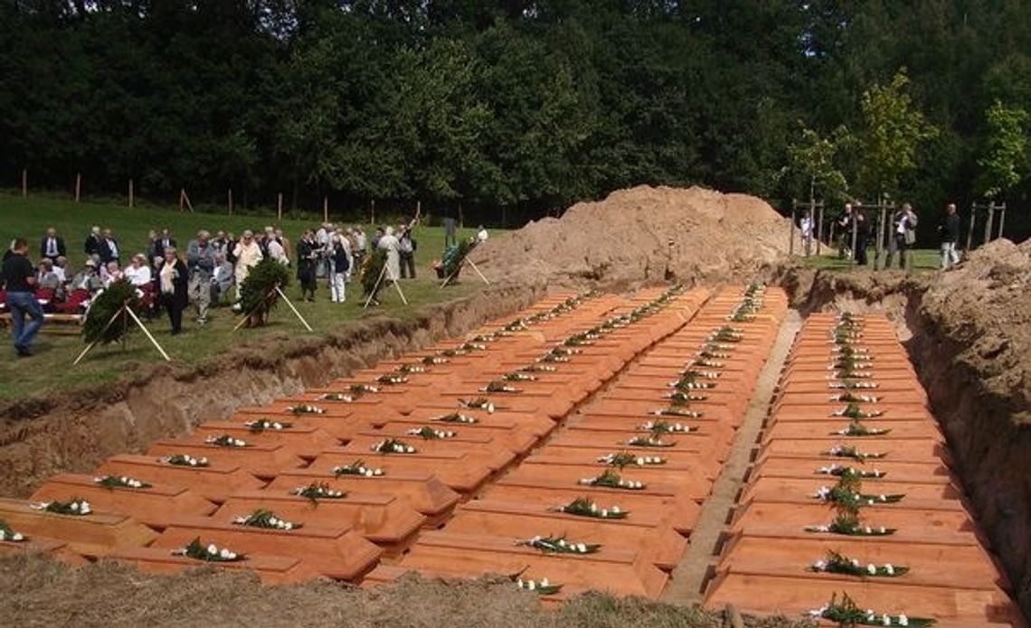 Malborskie szczątki złożone w kwaterze niemieckiej na cmentarzu wojenny w Glinnej Malborskie szczątki złożone w kwaterze niemieckiej na cmentarzu wojenny w Glinnej