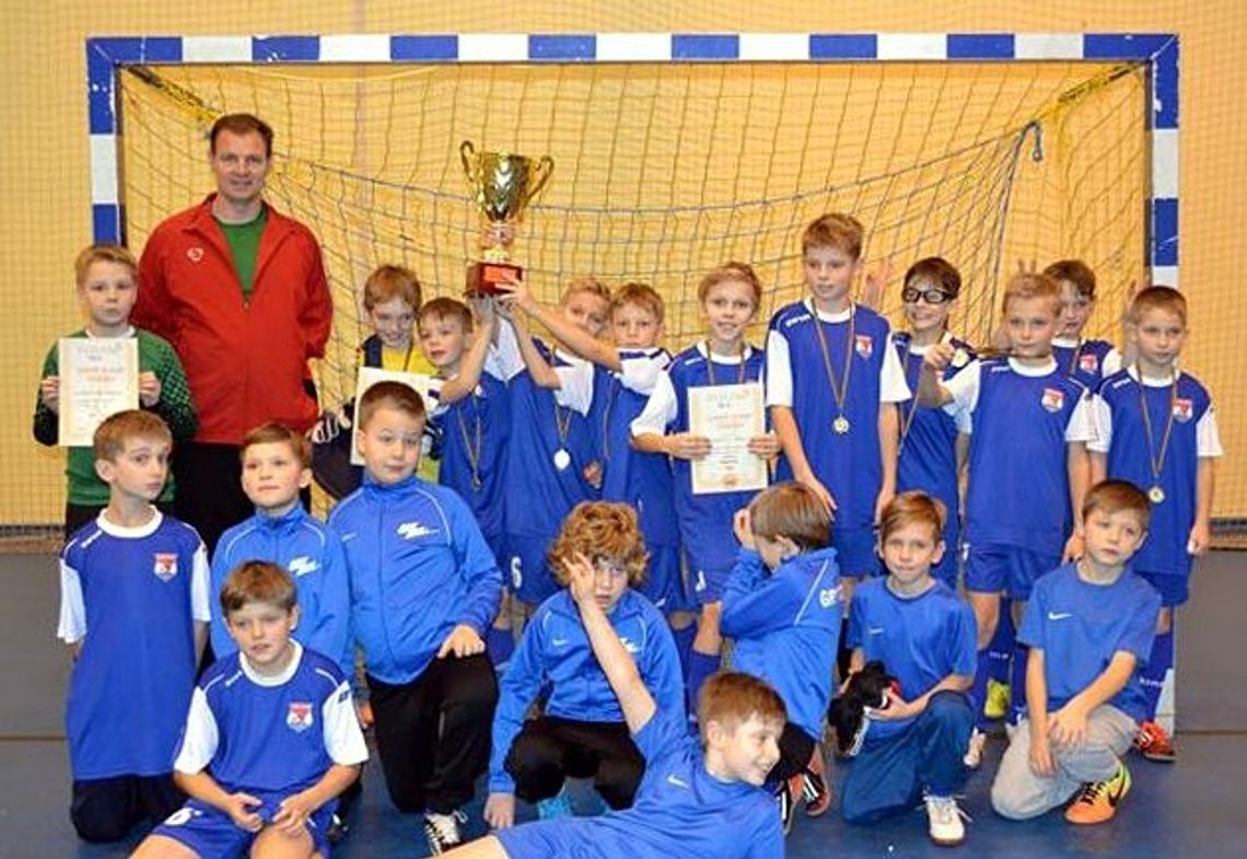 Mali gryfici z pucharami - tczewianie najlepsi w halowych turniejach Mali gryfici z pucharami - tczewianie najlepsi w halowych turniejach