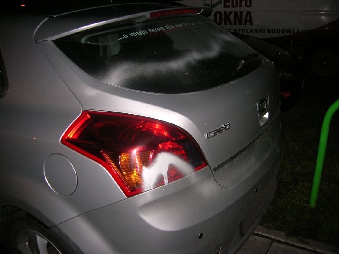 Malował samochód sąsiada w ...piżamie Malował samochód sąsiada w ...piżamie