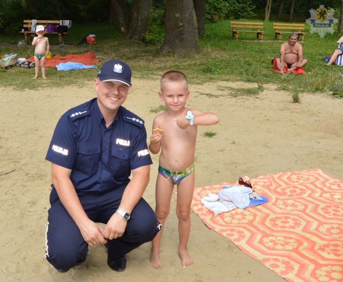 Maluch bezpieczny na plaży w miejscowości Turze Maluch bezpieczny na plaży w miejscowości Turze