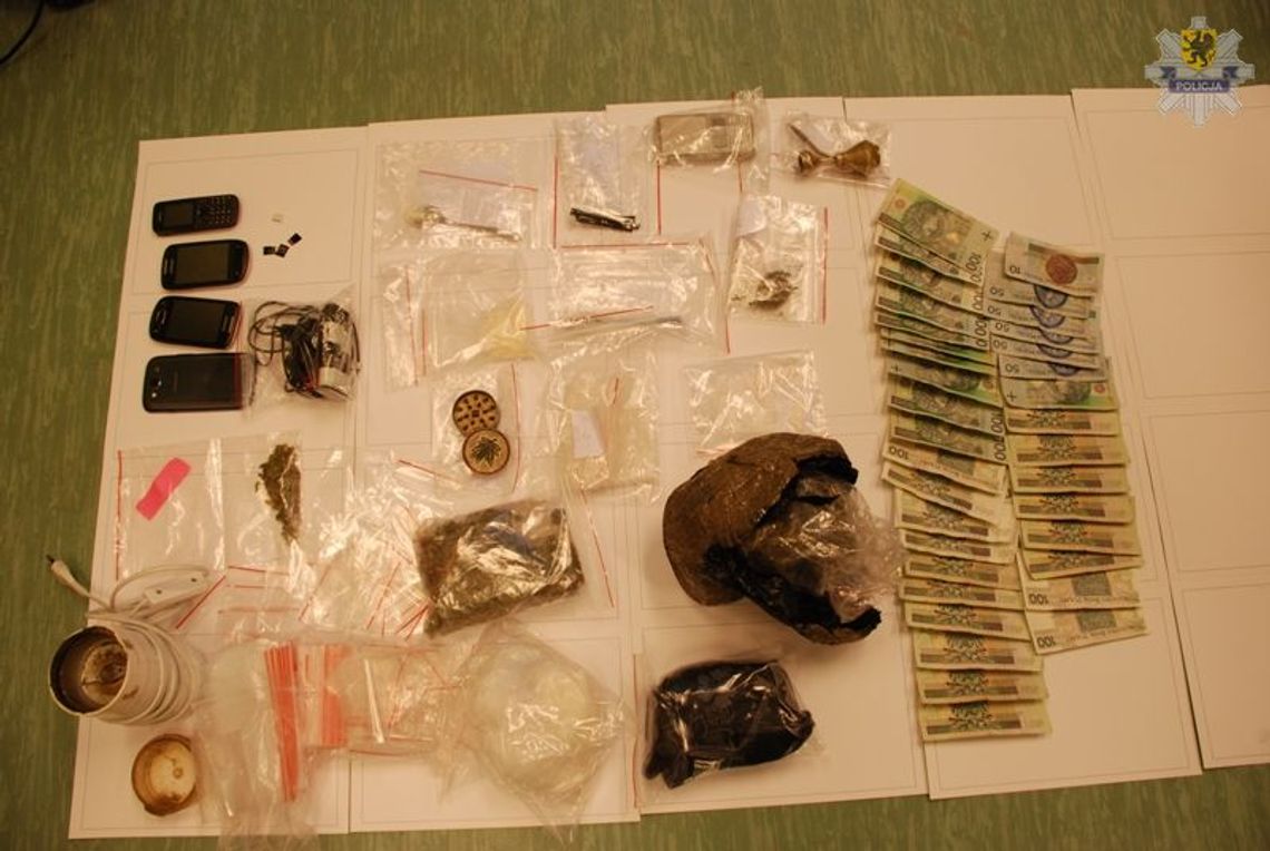 Małżeństwo zatrzymane za posiadanie narkotyków Małżeństwo zatrzymane za posiadanie narkotyków