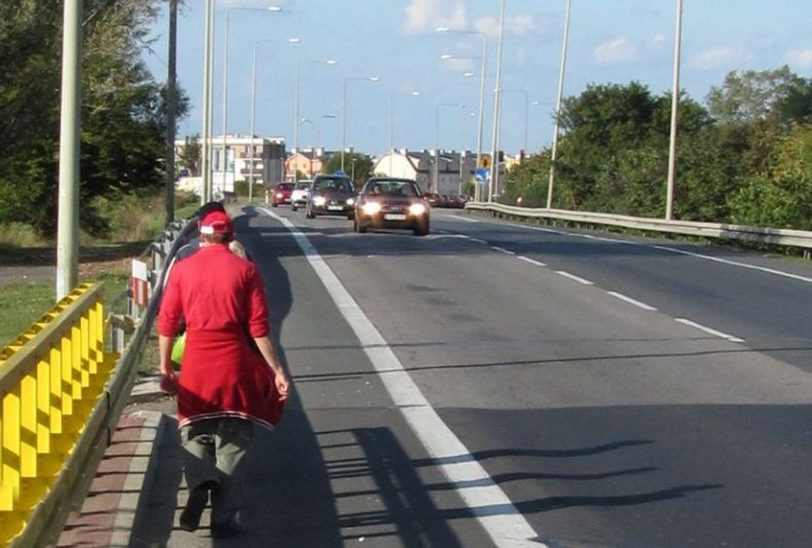 Mandat za... brak chodnika. Nadgorliwość policji?