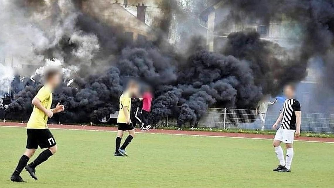 Mandaty karne dla 9 osób za odpalanie rac i świec dymnych podczas meczu 