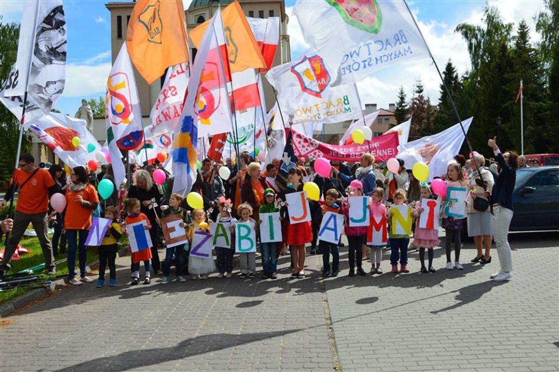 Marsz dla Życia i Rodziny. Kolorowo i ze śpiewem na ustach przeszli ulicami miasta