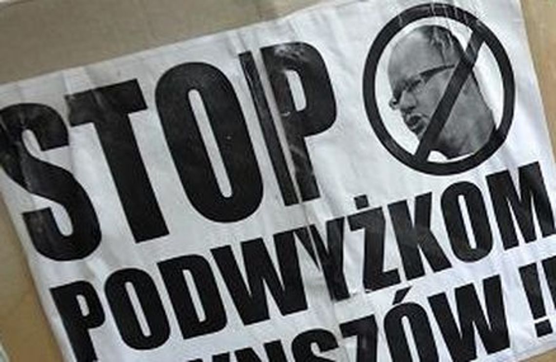 Marsz Pustych Garnków w Gdańsku - pod mieszkaniem prezydenta Adamowicza Marsz Pustych Garnków w Gdańsku - pod mieszkaniem prezydenta Adamowicza