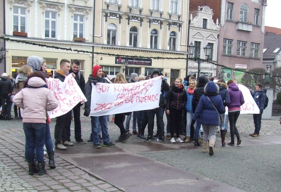 Marsz ulicami Tczewa. 250 uczniów szło z transparentami Marsz ulicami Tczewa. 250 uczniów szło z transparentami