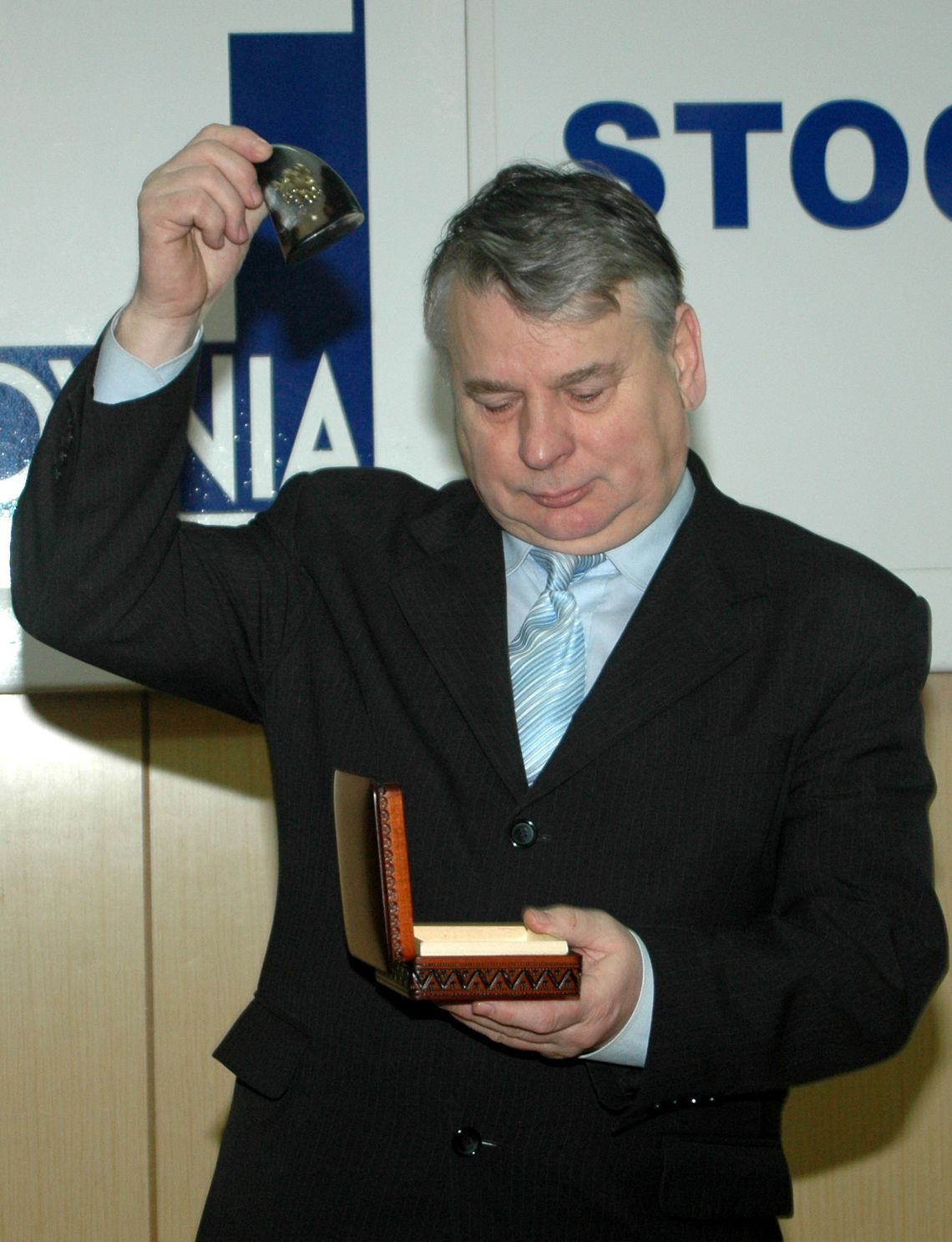 Marszałek Borusewicz dał sobie 350% premii. Poszło na trąbę