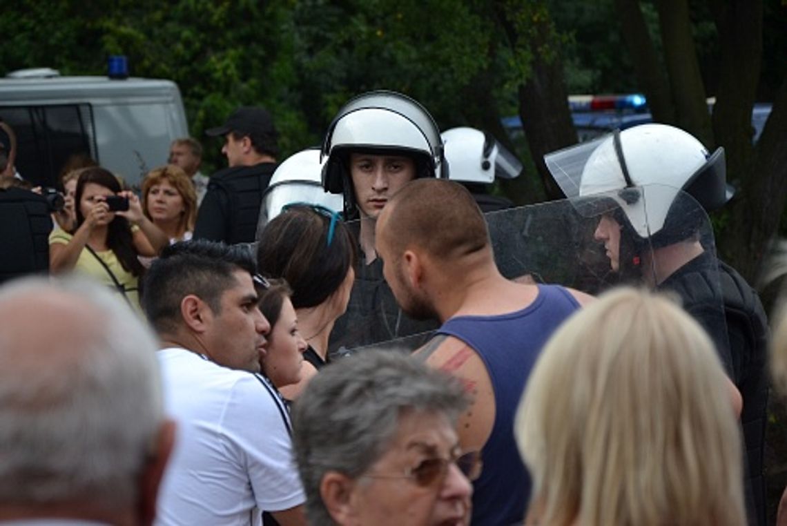 Marynarze i śląscy kibice - rozróba na gdyńskiej plaży