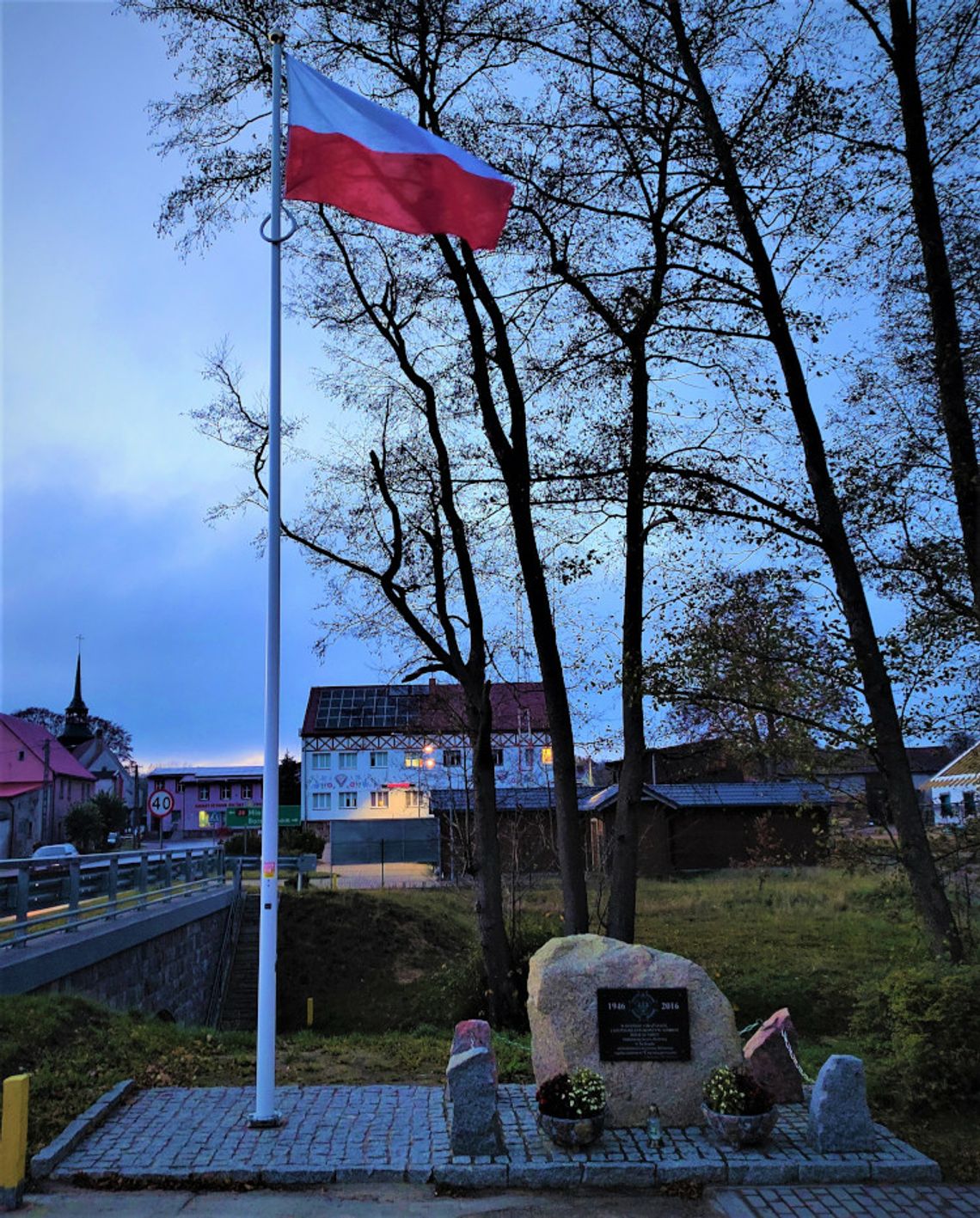 Maszt z flagą RP z projektu „Pod biało-czerwoną" przy remizie OSP Tuchomie