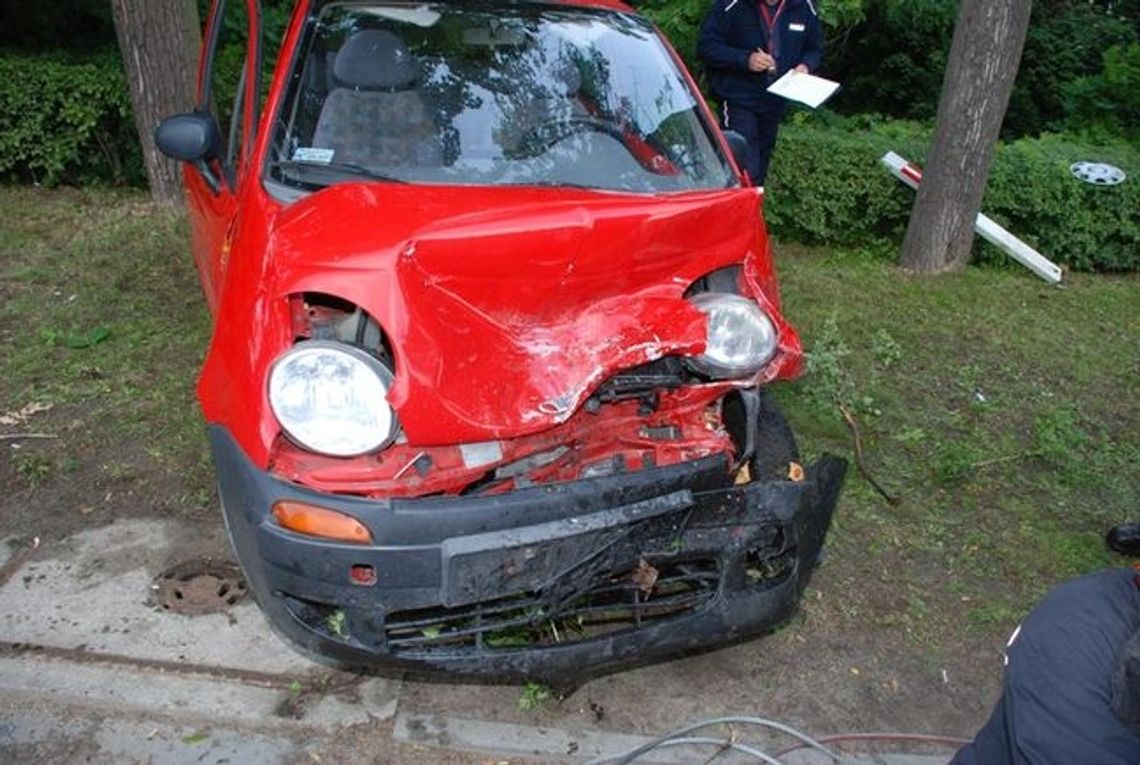 Matiz wpadł do Raduni, ranne są dwie osoby Matiz wpadł do Raduni, ranne są dwie osoby