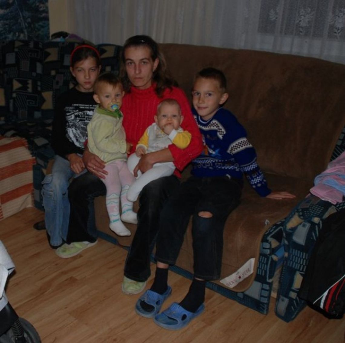 Matka z czwórką dzieci z dnia na dzień wyrzucona na bruk Matka z czwórką dzieci z dnia na dzień wyrzucona na bruk