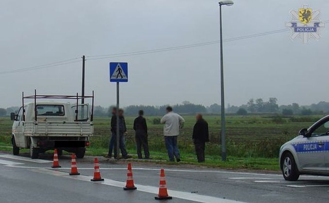 Matka z dwójką dzieci potrąceni na poboczu drogi w Różewie