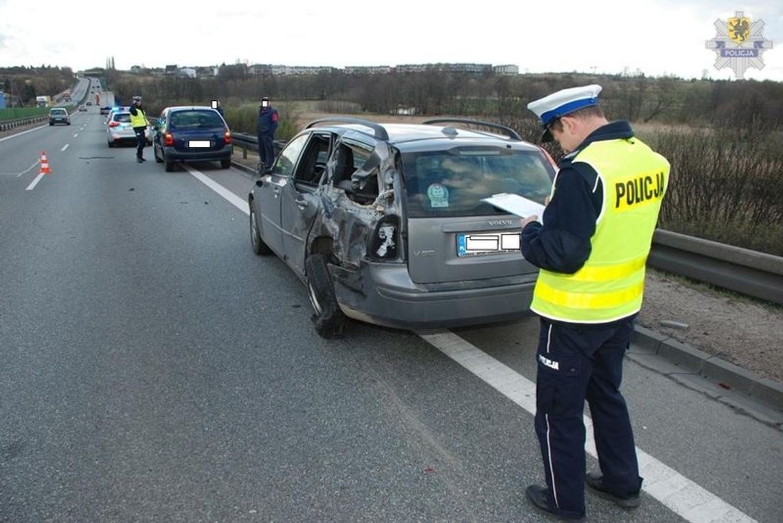 Matka z dziećmi trafiła do szpitalu po zderzeniu na obwodnicy