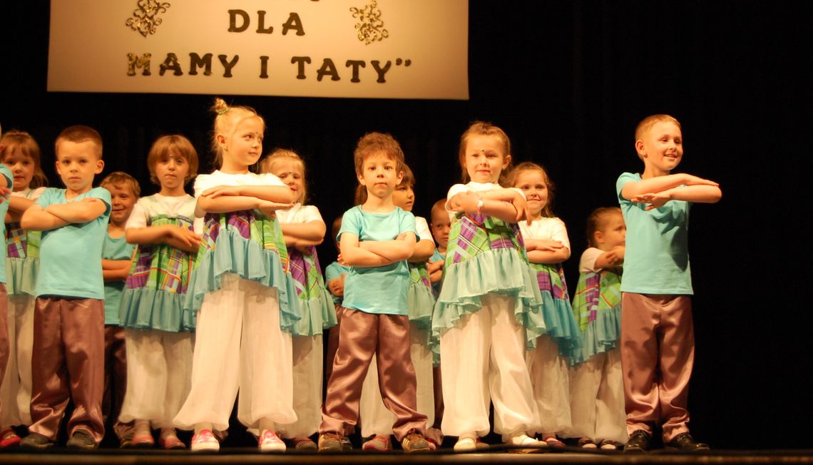 Mato, tato… Kochamy Was! Koncert „Jarzębinki” w CKiS Mato, tato… Kochamy Was! Koncert „Jarzębinki” w CKiS