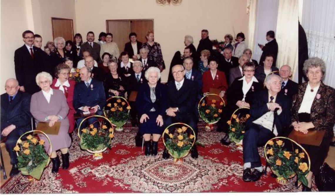 Medale, kwiaty i toast szampanem. Weselni jubilaci Medale, kwiaty i toast szampanem. Weselni jubilaci