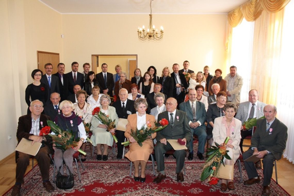 Medale, kwiaty i toast szampanem. Weselni jubilaci w Urzędzie Stanu Cywilnego