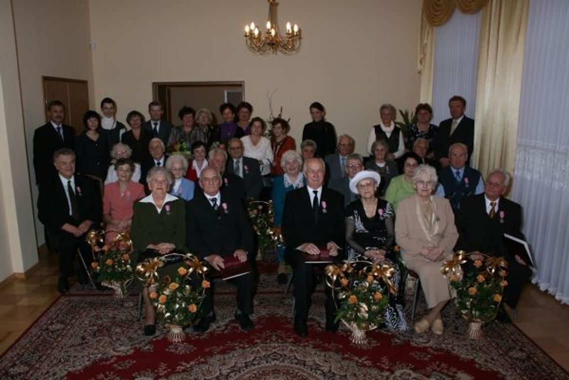 Medale, kwiaty i toast szampanem - weselni jubilaci w Urzędzie Stanu Cywilnego Medale, kwiaty i toast szampanem - weselni jubilaci w Urzędzie Stanu Cywilnego