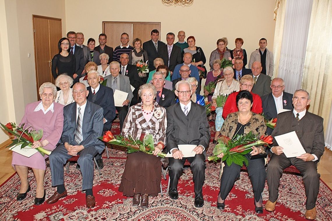 Medale, kwiaty i życzenia