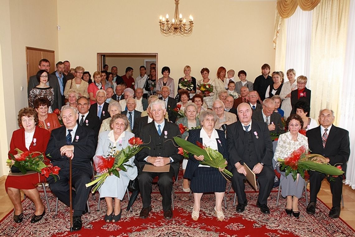 Medale, kwiaty i życzenia dla weselnych jubilatów