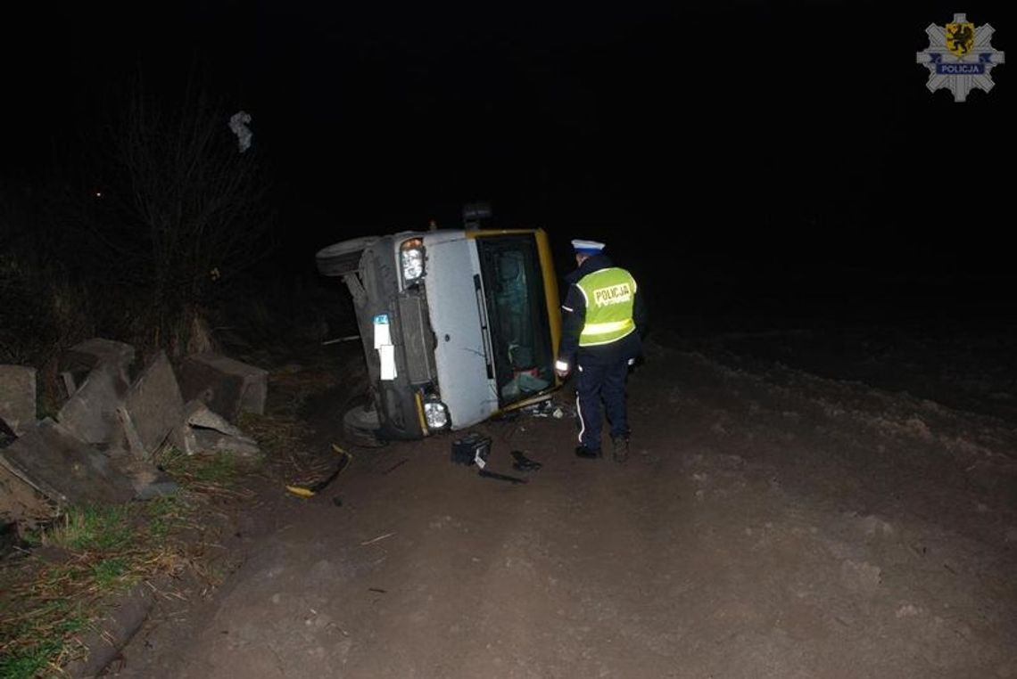 Mercedes przewrócił się na dach - 1 osoba ranna