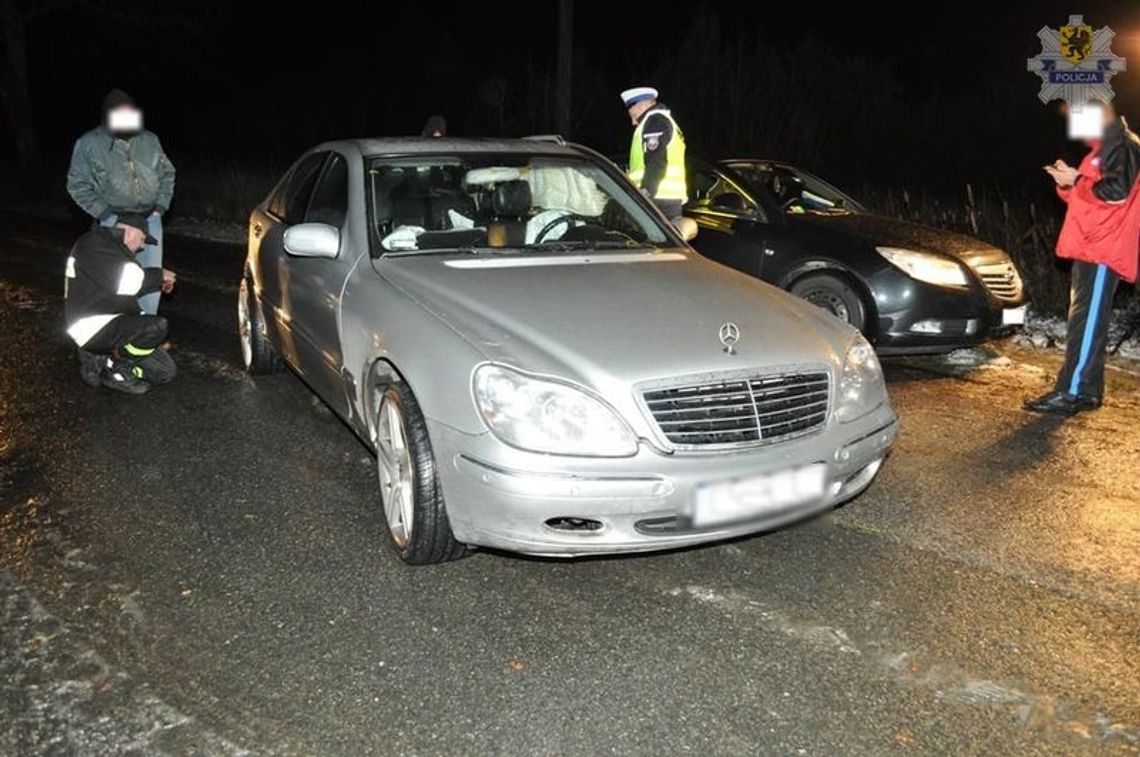 Mercedes uderzył w drzewo Mercedes uderzył w drzewo