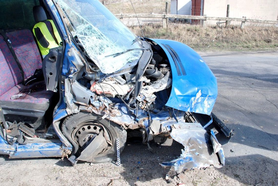 Mercedes uderzył w drzewo, dwie osoby są ranne