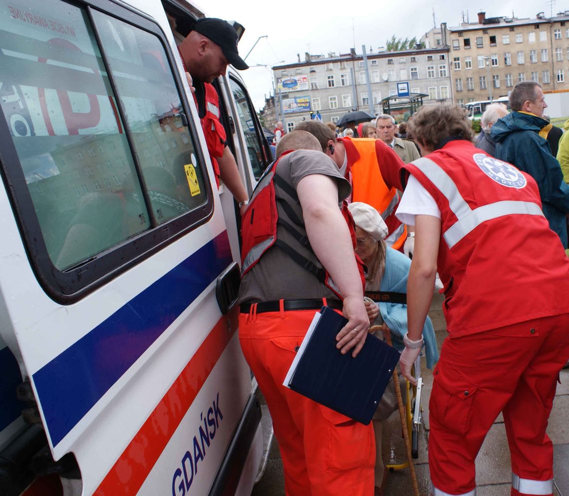 Mercedes w rowie, kierowca i pasażerka w szpitalu