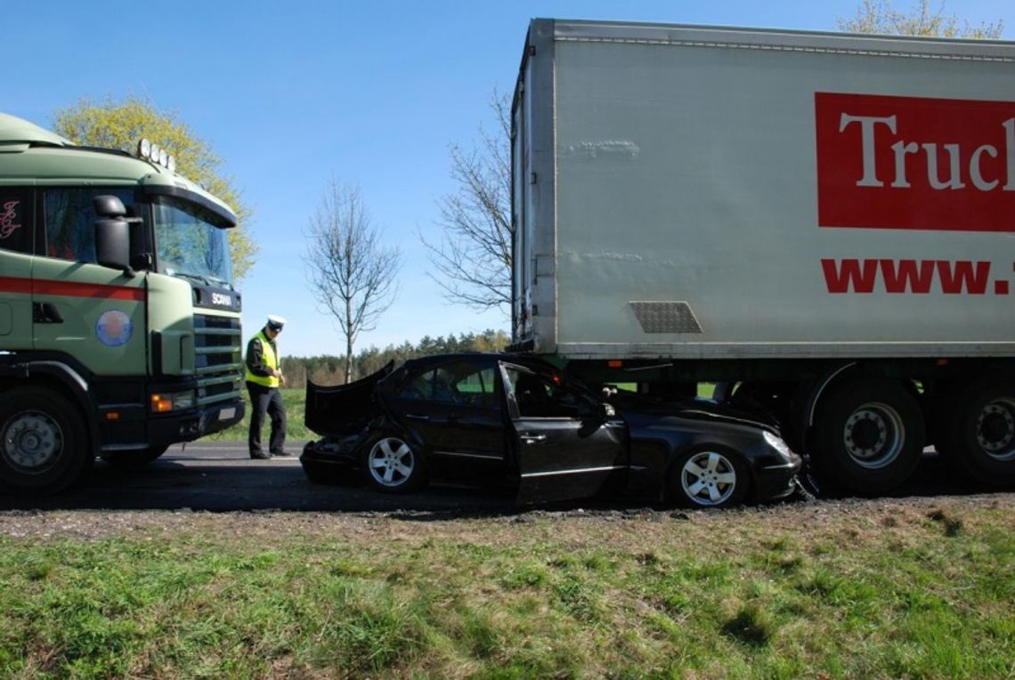 Mercedes wbił się pod naczepę Mercedes wbił się pod naczepę