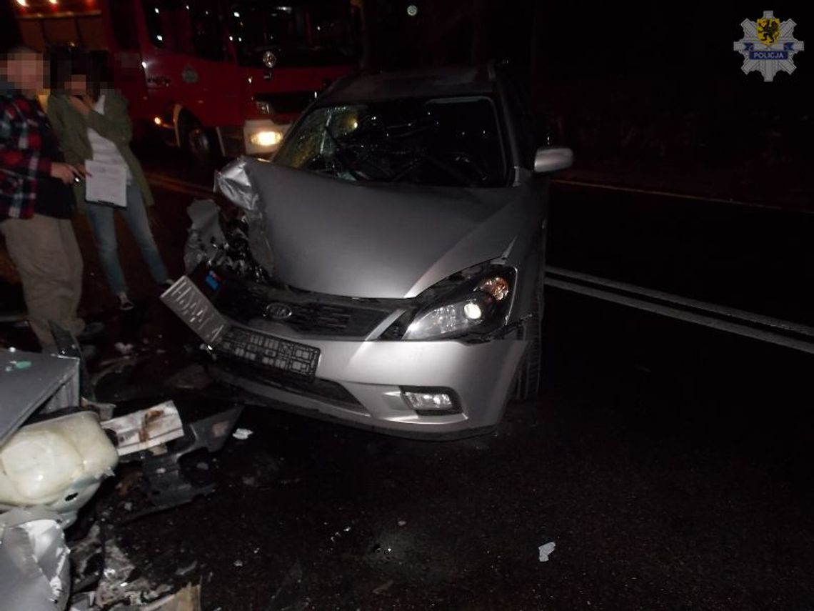 Mercedesem czołowo w kia - na podwójnym gazie Mercedesem czołowo w kia - na podwójnym gazie