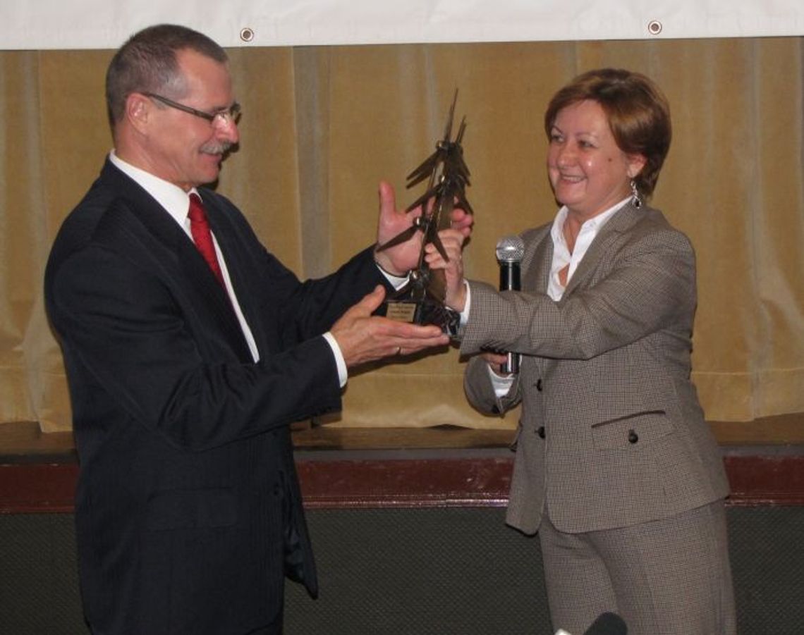 Metalowe kolosy dadzą prąd. Pod Pelplinem stoją już 24 elektrownie farmy wiatrowej Metalowe kolosy dadzą prąd. Pod Pelplinem stoją już 24 elektrownie farmy wiatrowej