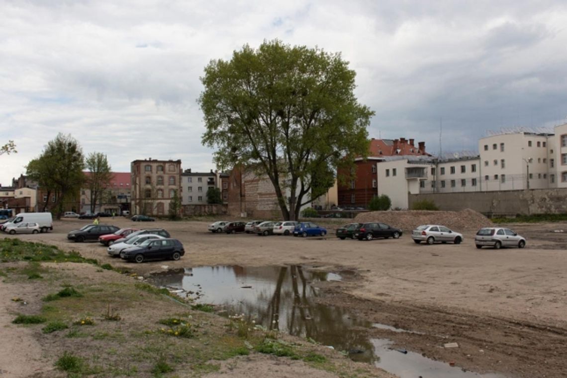 Miały być mieszkania, biura, infobox... Jest kolejny płatny parking Miały być mieszkania, biura, infobox... Jest kolejny płatny parking