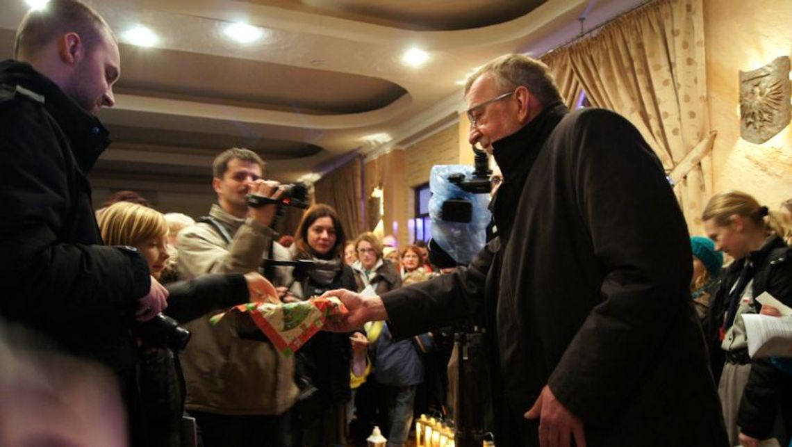 Miejska wigilia w strugach deszczu