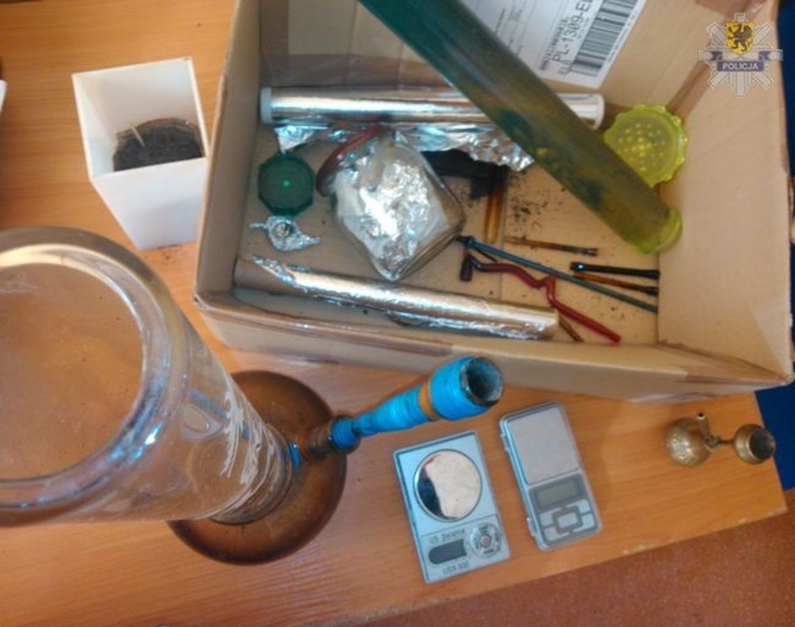 Mieli zawiniątka z roślinny suszem Mieli zawiniątka z roślinny suszem