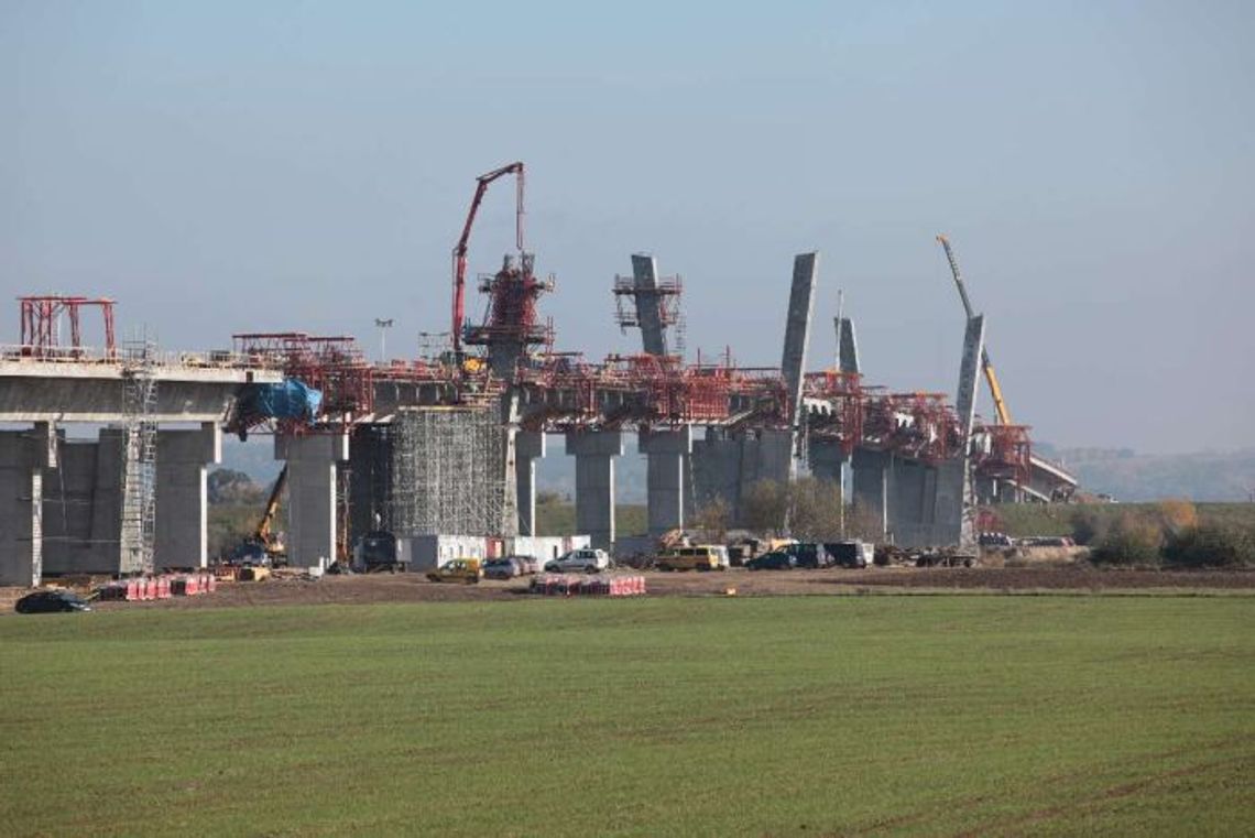 Miesięczne opóźnienie w budowie mostu na Wiśle