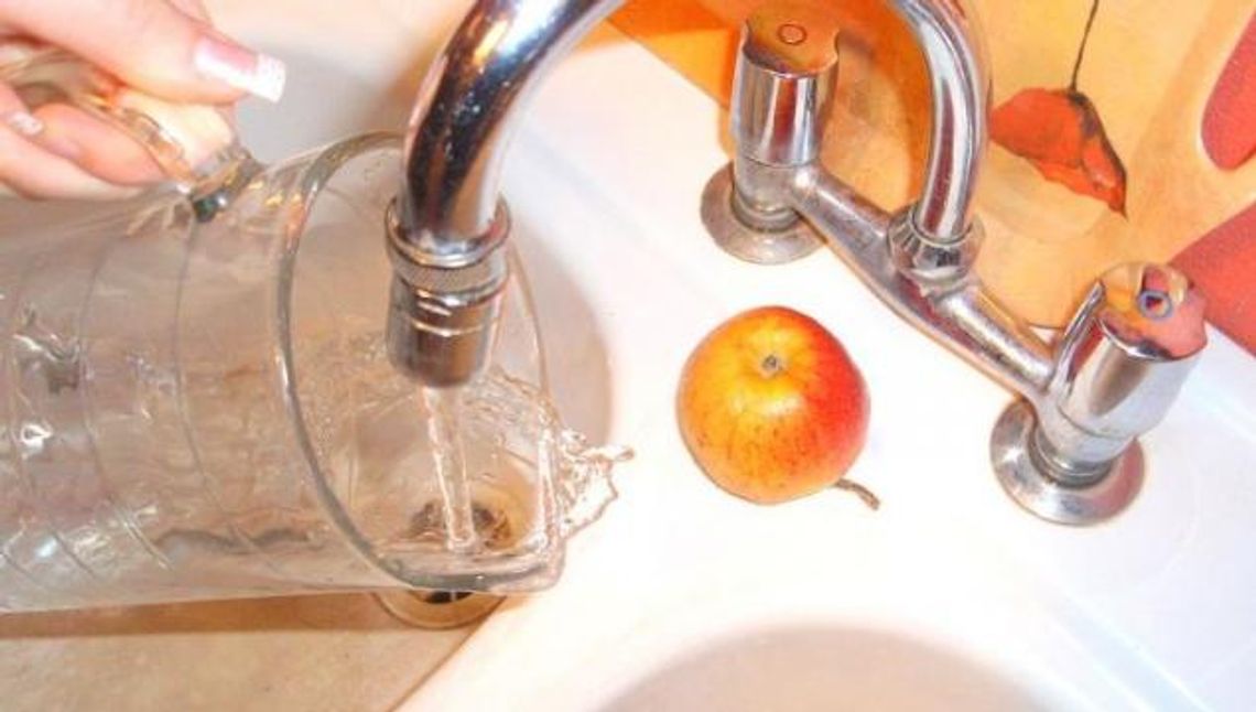 Mieszkańcy czekają na wodę. Ciągle nie nadaje się do picia Mieszkańcy czekają na wodę. Ciągle nie nadaje się do picia