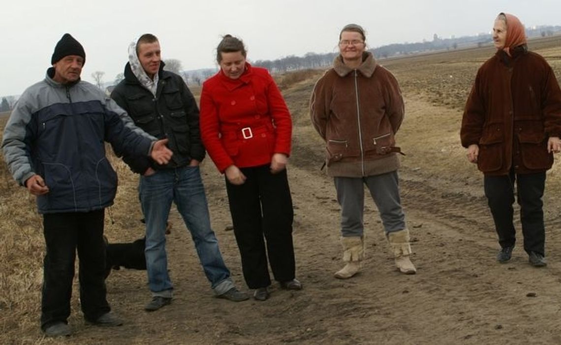 Mieszkańcy domagają się drogi,  wójt nie ma pieniędzy