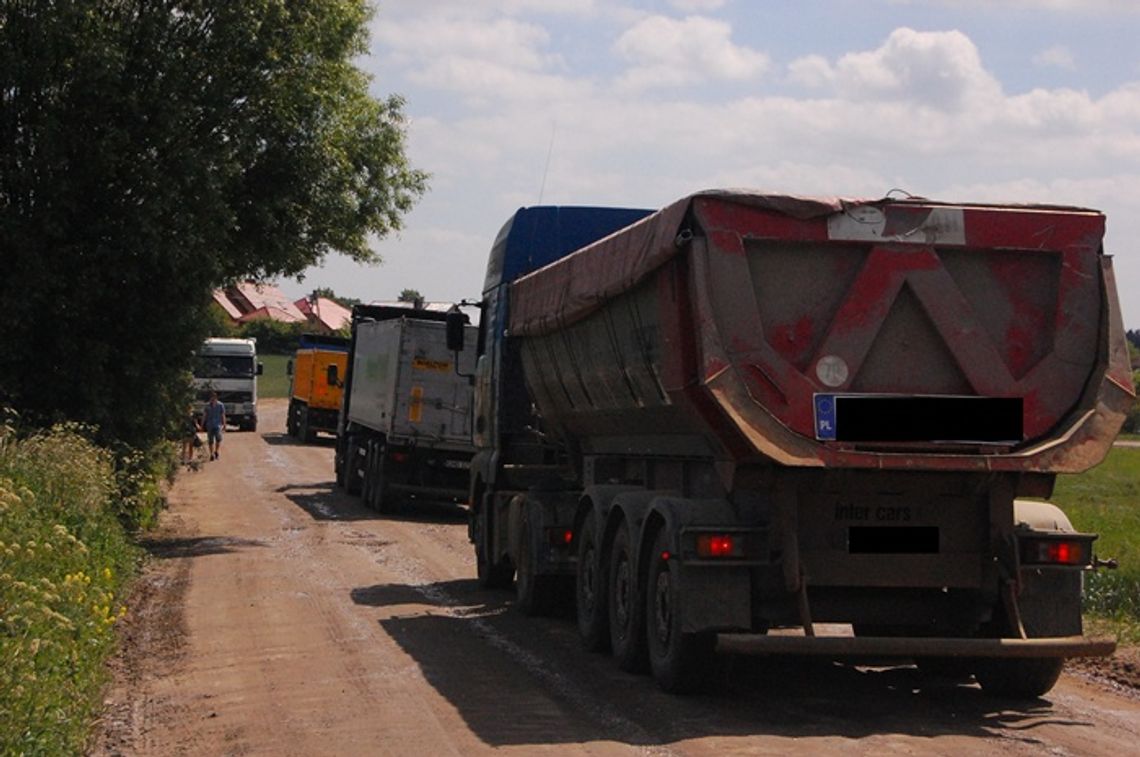 Mieszkańcy mają dość tirów pod oknami Mieszkańcy mają dość tirów pod oknami