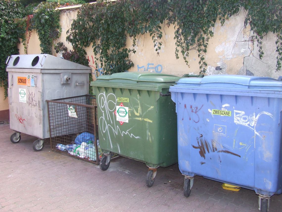 Mieszkańcy oburzeni. Niektórym nie odbierają śmieci Mieszkańcy oburzeni. Niektórym nie odbierają śmieci