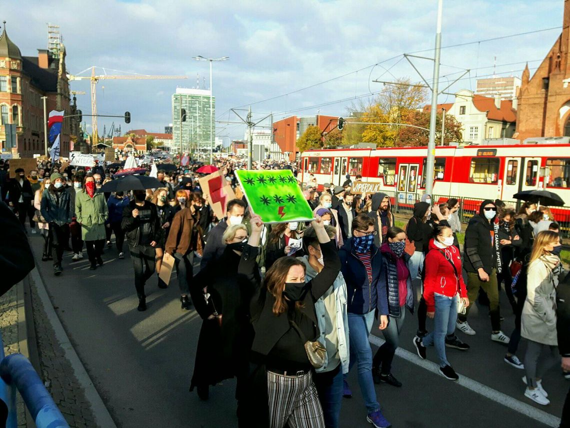 Mieszkańcy Pomorza wyszli na ulice po wyroku TK. Protesty w Gdańsku, Gdyni, Rumi i Redzie 