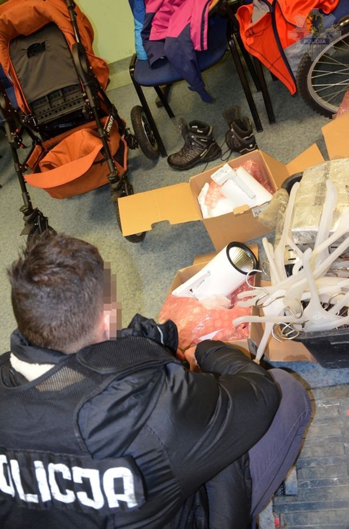 Mieszkańcy powiatu gdańskiego włamali się do kontenera z odzieżą Mieszkańcy powiatu gdańskiego włamali się do kontenera z odzieżą