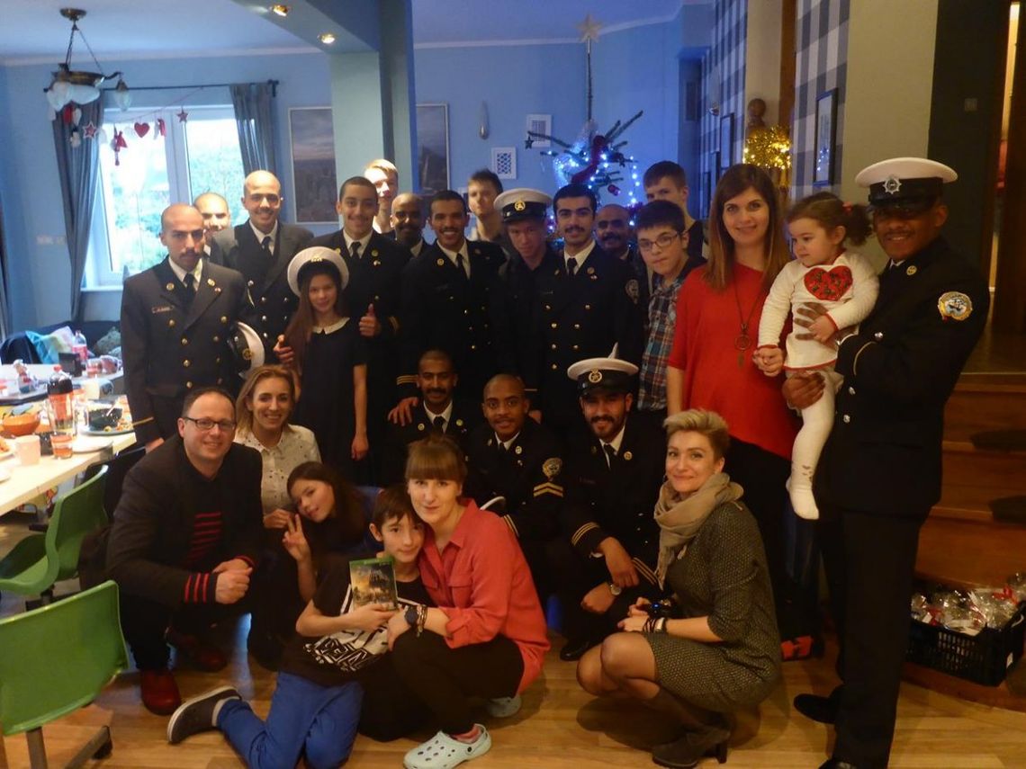 Mikołaje z Kuwejtu obdarowali dzieci na święta Mikołaje z Kuwejtu obdarowali dzieci na święta