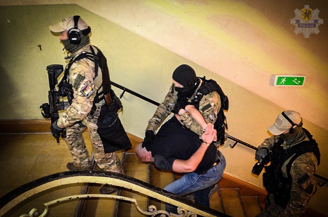 Milion złotych w gotówce w mieszkaniu podejrzanego o handel dopalaczami Milion złotych w gotówce w mieszkaniu podejrzanego o handel dopalaczami