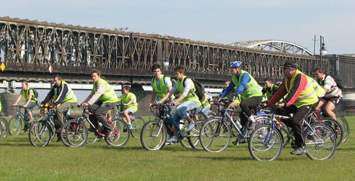 Miłośnicy rowerów muszą stosować się do zasad ruchu drogowego Miłośnicy rowerów muszą stosować się do zasad ruchu drogowego