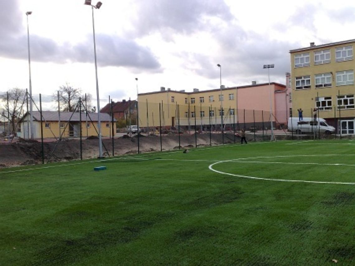 Minister otworzy boisko. Budowa kompleksu boisk zbliża się do finału Minister otworzy boisko. Budowa kompleksu boisk zbliża się do finału