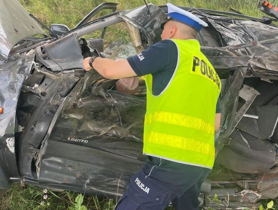 Młody mężczyzna jechał drogą, nagle zboczył z trasy i rozbił się na drzewie. Zginął na miejscu Młody mężczyzna jechał drogą, nagle zboczył z trasy i rozbił się na drzewie. Zginął na miejscu