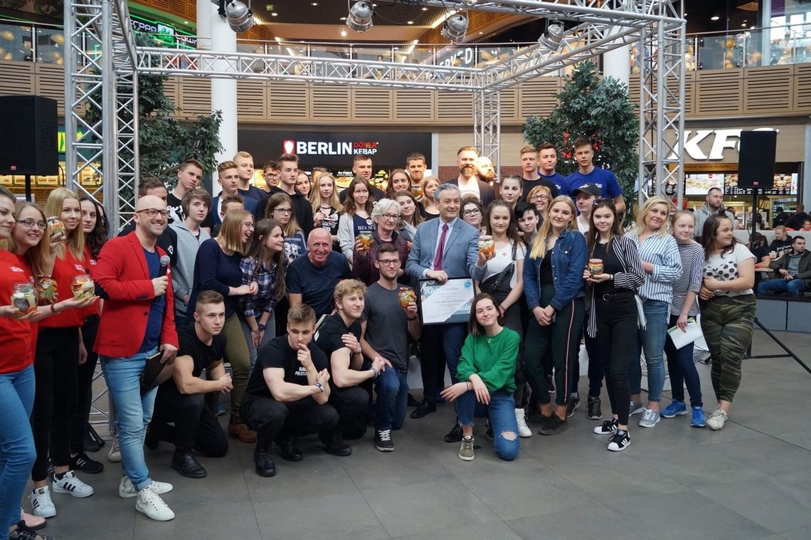 Młodzi słupszczanie kisili z Biedroniem