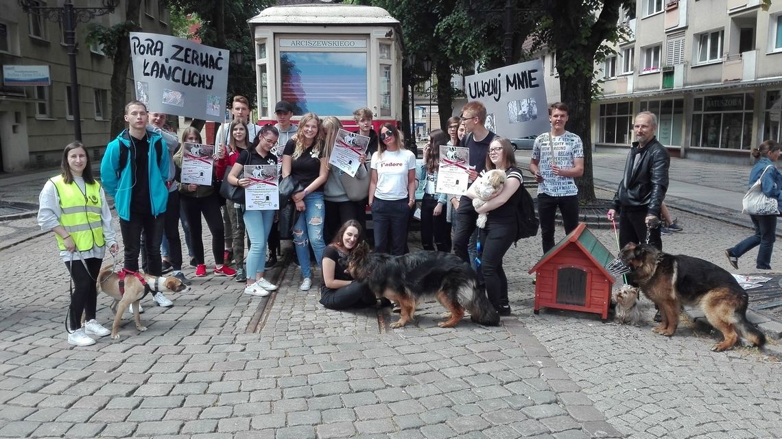Młodzi słupszczanie protestowali przeciw trzymaniu psów na łańcuchach