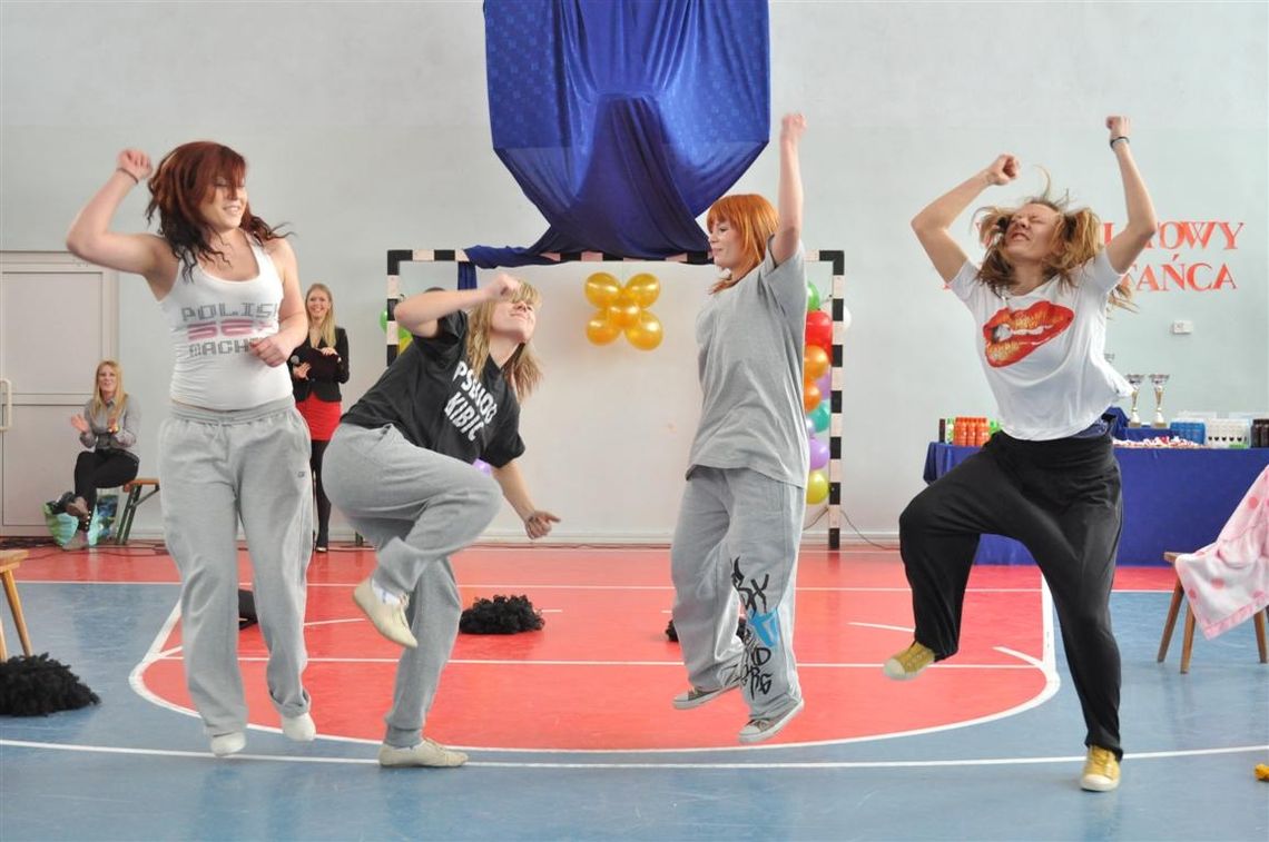 Młodzież rozgrzała parkiet do czerwoności Młodzież rozgrzała parkiet do czerwoności