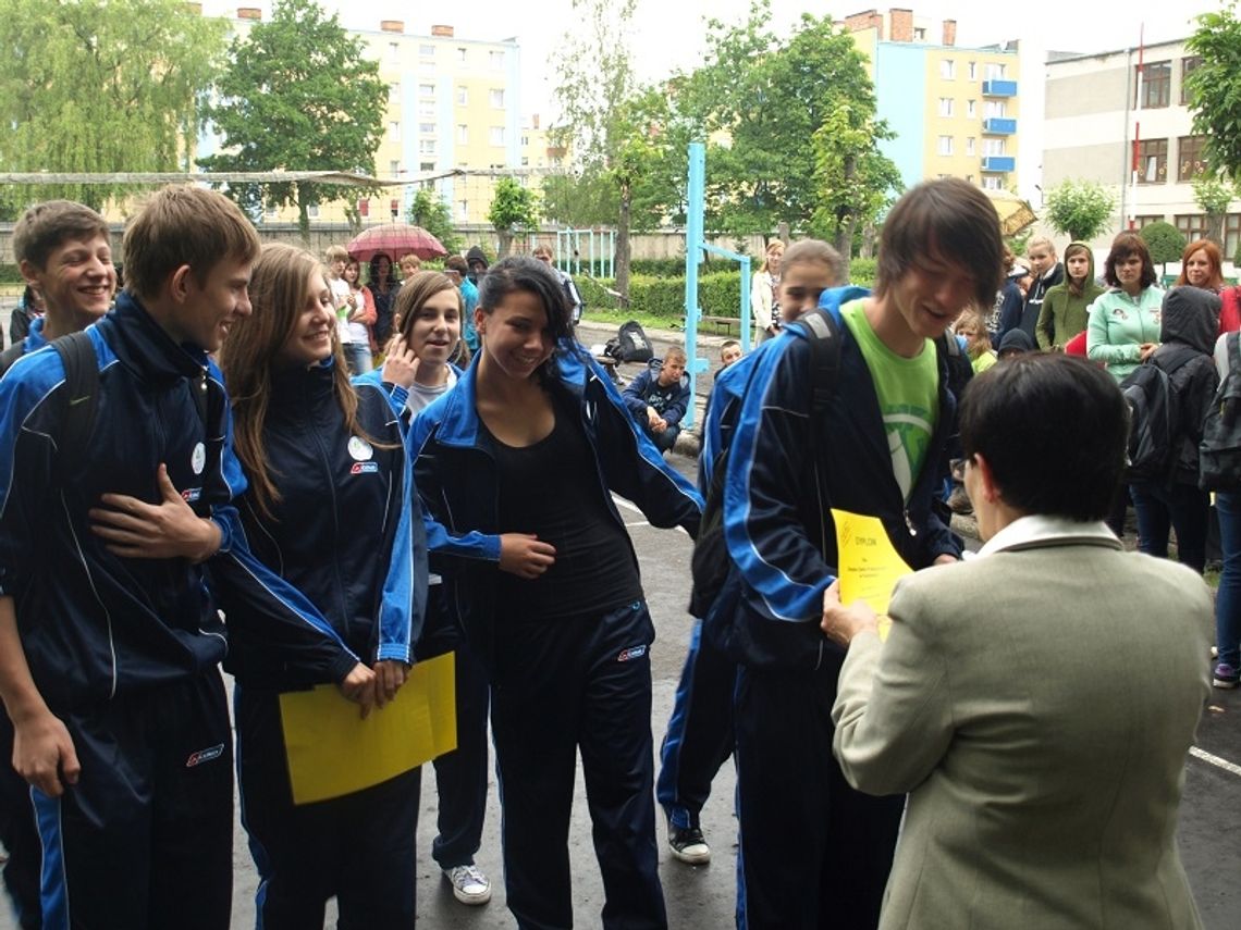 Młodzież wie co dobre i zdrowe Młodzież wie co dobre i zdrowe