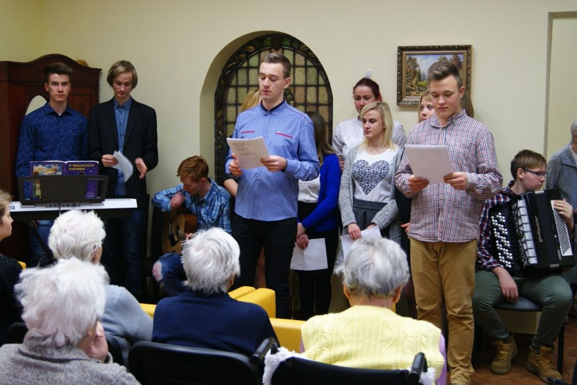 Młodzież z Zespołu Szkół Zawodowych z wizytą u seniorów Młodzież z Zespołu Szkół Zawodowych z wizytą u seniorów